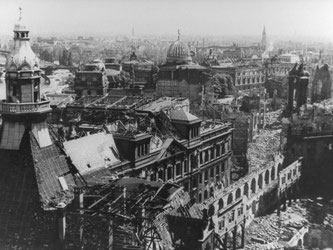 Blick auf das fast völlig zerstörte Stadtzentrum von Dresden. Foto: Gutbrod/Archiv
