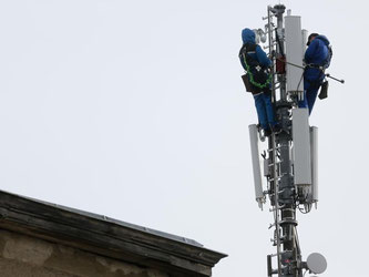 Arbeiten an einem Mobilfunkmast in Berlin Kreuzberg. Ab 2018 sollen alle Funklöcher in Deutschland gestopft sein. Foto: Kay Nietfeld