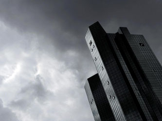Deutsche Bank-Tower in Frankfurt am Main. US-Behörden ermitteln gegen das Geldhaus wegen des Verdachts auf Verstöße gegen die bestehenden Russland-Sanktionen. Foto: Arne Dedert/Archiv