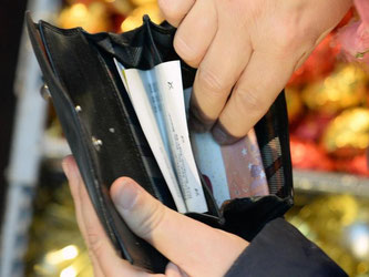 Wer seine Daten über einen Einkauf nicht preisgeben will, muss mit Bargeld einkaufen. Foto: Ralf Hirschberger