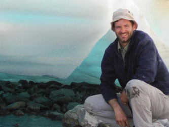 Das undatierte Handout von Science zeigt den Wissenschaftler Mark Urban an einem Fluss mit schmelzendem Eis in Alaska. Foto: Science/Heidi Golden