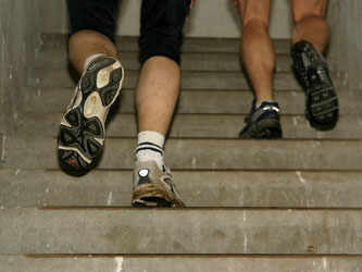 Bei der Weltmeisterschaft im Treppenhaus-Marathon treten 15 Männer und eine Frau in Hannover gegeneinander an. 13 Stockwerke müssen sie knapp 200 Mal hoch- und runterlaufen. Foto: Michael Hanschke/Archiv/Symbolbild