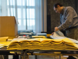 Ein Mann sortiert bei der Auszählung der Briefwahl für die Kommunalwahl in Niedersachsen im neuen Rathaus in Hannover Stimmzettel. Foto: Sebastian Gollnow