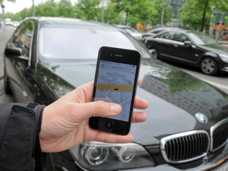 Beim Service UberPop bieten Privatleute mit ihren Autos über eine Handy-App ihre Fahrdienste an. Foto: Britta Pedersen/Archiv