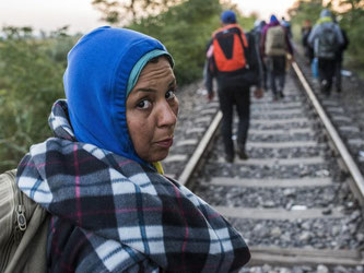 Flüchtlinge auf der Bahnstrecke zwischen Horgos in Serbien und dem ungarischen Szeged. Foto: Sandor Ujvari