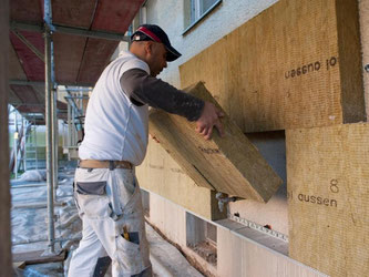 Soll die Fassade einen neuen Anstrich bekommen oder die Fenster ausgetauscht werden, dämmt man aus Kostengründen am besten gleich die Außenwände mit. Foto: Klaus-Dietmar Gabbert