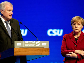 Bundeskanzlerin Merkel (CDU) und Ministerpräsident Seehofer (CSU). Foto: Sven Hoppe/Archiv