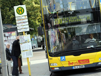 Häufig fahren Autofahrer zu schnell und zu nah an haltenden Bussen vorbei. Damit gefährden sie die Fahrgäste. Foto: Maurizio Gambarini