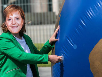 In Berlin forderten die Umweltschützer von Angela Merkel mehr Einsatz zum Schutz der Erde. Foto: Paul Zinken