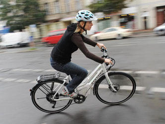 Auf Geschwindigkeit und Leistung kommt es an: Fahrer von E-Bikes oder Pedelecs sollten ihren Versicherungsschutz überprüfen. Foto: Rainer Jensen