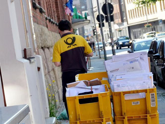 Die Post will die hohen Rückstände bei der Zustellung von Briefen und Paketen wieder abbauen. Foto: Susann Prautsch/Archiv