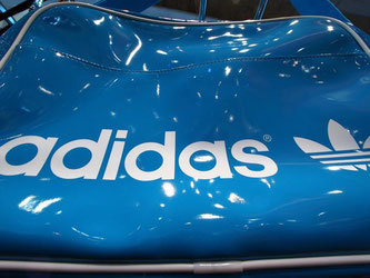Hat die eigenen Ziele für das vergangene Jahr übertroffen: Sportartikelhersteller Adidas. Foto: Daniel Karmann/Archiv