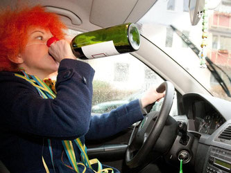 Karnevalfans, die noch Autofahren müssen, greifen besser nicht zur Flasche. Denn schon ab 0,3 Promille darf die Versicherung Leistungen kürzen. Foto: Kai Remmers