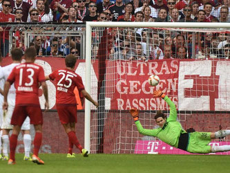 Münchens Thomas Müller verwandelt gegen den FC Augsburg einen Strafstoß zum 2:1-Endstand. Foto: Stefan Puchner
