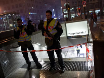 Polizisten sperren einen Zugang zum Hauptbahnhof in München ab. Foto: Sven Hoppe