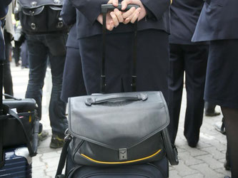 Flugbegleiter in Uniform auf dem Flughafen in Frankfurt am Main. Foto: Frank Rumpenhorst/Archiv