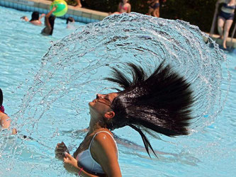 Was gibt es Schöneres als in der Sonne zu baden, wenn der Sommer endlich da ist? Damit das Bad keine negativen Folgen hat, sollte man Haut und Haare gut schützen. Foto: Alexander Rüsche