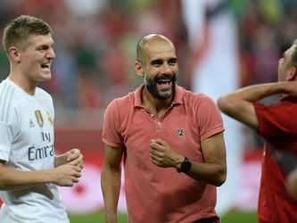 Pep Guardiola scherzt nach dem Sieg mit den Weltmeistern Toni Kroos und Philipp Lahm. Foto: Andreas Gebert