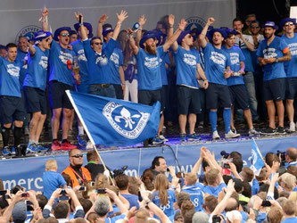 Ausgelassen feiern die Spieler des SV Darmstadt 98. Die «Lilien» marschierten aus der 3. Liga bis ins Oberhaus. Foto: Roland Holschneider