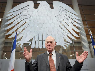 Mehr Leidenschaft, weniger Langeweile - Bundestagspräsident Lammert will mehr Leben ins Plenum bringen. Foto: Stephanie Pilick/Archiv