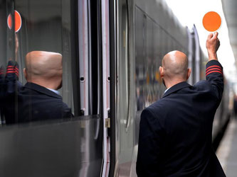 Ein Schaffner gibt dem Lokführer das Zeichen zur Abfahrt. Der Streik der Lokführergewerkschaft GDL ist beendet. Foto: Susann Prautsch