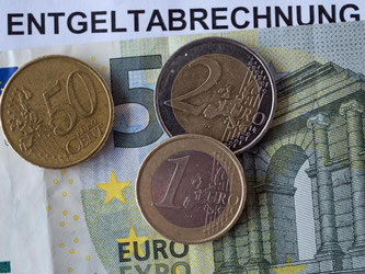 Der seit Jahresbeginn geltende flächendeckende Mindestlohn von 8,50 Euro trifft vor allem Kunden im Osten Deutschlands hart. Foto: Federico Gambarini