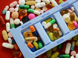 Verschiedene Tabletten und Kapseln in einer Tagesbox. Foto: Matthias Hiekel/Illustration