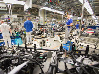 Bald durch Roboter ersetzbar? VW-Mitarbeiter arbeiten in der Motoren- und Getriebemontage. Foto: Sebastian Gollnow