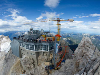 Die Materialseilbahn und der Baukran sind auf der Zugspitze zu sehen. Foto: Angelika Warmuth/Archiv