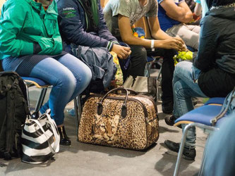 Flüchtlinge warten im Notquartier der Bundespolizeiinspektion in Passau auf ihre Registrierung. Foto: Armin Weigel