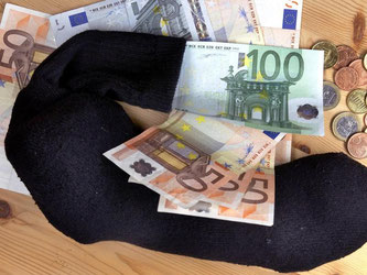 Der DZ Bank zufolge sind deutschen Sparern in den vergangenen fünf Jahren Zinseinkünfte in Höhe von 190 Milliarden Euro durch die Lappen gegangen sind. Foto: Jens Büttner