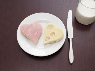 Dem Herzen zuliebe kommen besser nicht zu häufig sehr cholesterinreiche Beläge aufs Brot. Cholesterin steckt in tierischen Produkten wie Kochschinken, Käse und Milch. Foto: beyond/Junos