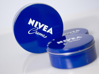 Beiersdorf hat dank guter Geschäfte mit Marken wie Nivea im vergangenen Jahr ein sattes Gewinnplus verbucht. Wachstumspotential sieht er vor allem bei Produkten für Männer. Foto: Caroline Seidel