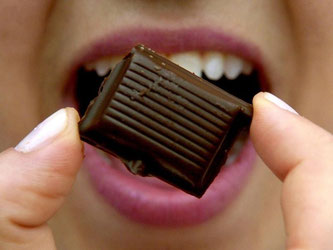 Mehr Kakaofett, weniger Zucker: Alles in allem hat dunkle Schokolade mehr Energie als Vollmilchschokolade. Dafür ist sie gesünder. Foto: Alexander Rüsche