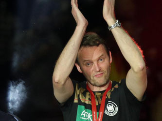 Bundestrainer Dagur Sigurdsson wird in der Max-Schmeling-Halle euphorisch empfangen. Foto: Jörg Carstensen