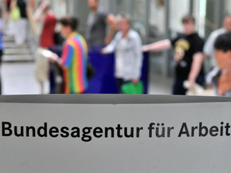 Volkswirte gehen zum Jahresbeginn von etwa 2,941 Millionen Erwerbslosen aus. Foto: Hendrik Schmidt
