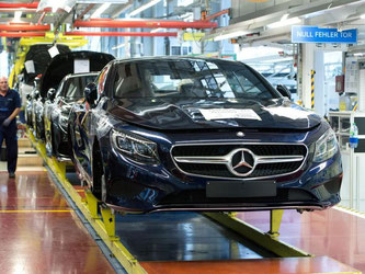 Im Mercedes-Benz Werk des Autokonzerns Daimler in Sindelfingen fertigen Arbeiter Fahrzeuge der S-Klasse. Foto: Sebastian Kahnert/Illustration