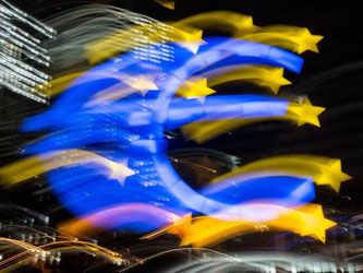 Das Euro-Zeichen an der "alten" EZB in Frankfurt: Derzeit kauft die EZB monatlich Anleihen im Wert von 60 Milliarden Euro. Foto: Boris Roessler