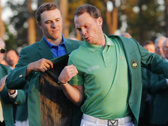 Die richtige Kleidung auf dem Green darf auch farbenfroher sein. Mit einem sportlichen Polohemd sind die Herren in jedem Fall auf der sicheren Seite. Foto: Erik S. Lesser/EPA