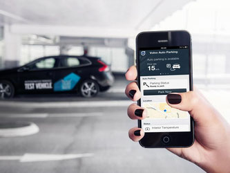 Funkschlüssel im weitesten Sinne: Die Idee vom vollautomatischen Einparken fußt bei Volvo und anderen Herstellern auf der Smartphone-Bedienung. Foto: Volvo