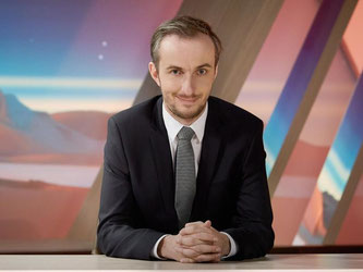 Jan Böhmermann sitzt in der Kulisse seiner Show «Neo Magazin Royale». Foto: Ben Knabe/ZDF