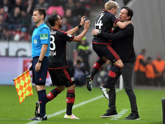 Leverkusens Kevin Kampl (M) löste mit seinem 1:0 den Knoten gegen Frankfurt. Foto: Federico Gambarini