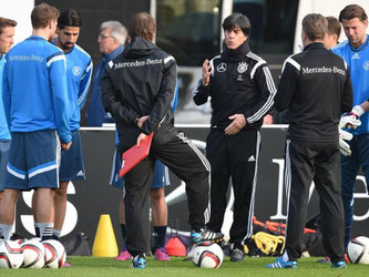 Beim ersten Training am Montag standen Joachim Löw nur zwei Torhüter und sechs Feldspieler zur Verfügung. Foto: Arne Dedert