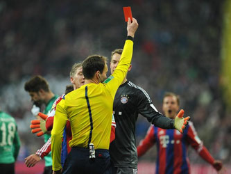 Schiedsrichter Bastian Dankert zückt die Rote Karte für Jerome Boateng, während Manuel Neuer noch protestiert. Foto: Tobias Hase