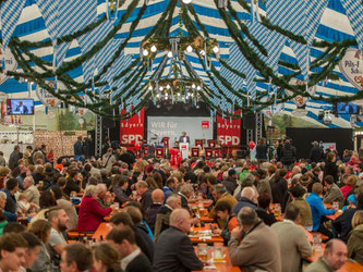 Bierzelt auf dem Gillamoos. Foto: Matthias Balk/Archiv