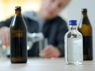 An Alkohol kommen Jugendlich leicht über ihre Eltern. Das zeigt eine Studie. Foto: Tobias Hase