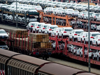 Güterzüge mit Neufahrwagen stehen in München. Trotz glänzender Absatzzahlen ist Europas Autoindustrie weiter in Aufruhr. Die Branche kämpft mit den Auswirkungen des VW-Abgas-Skandals. Foto: Sven Hoppe/Archiv