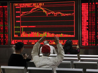 Anleger in Peking: Nach heftigen Kurseinbrüchen an Chinas Börsen ist der Aktienhandel für den Rest des Tages ausgesetzt worden. Foto: Rolex Dela Pena/Archiv