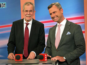 FPÖ-Kandidat Norbert Hofer (R) und Alexander Van der Bellen während des TV-Duells. Foto: Christian Bruna