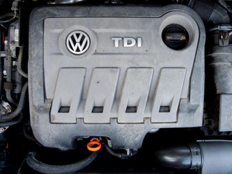 Ein Volkswagen Touran mit einem vom Abgas-Skandal betroffenen 2.0l TDI Dieselmotor vom Typ EA189. Foto: Julian Stratenschulte